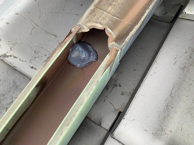 這樋の穴あき部分をコーキング補修